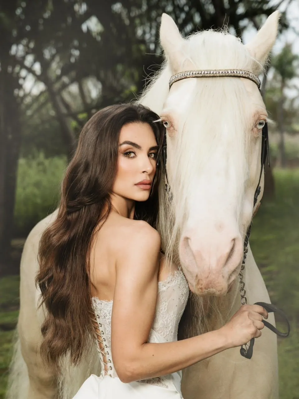 Retrato de novia junto a un Gypsy Vanner cremello