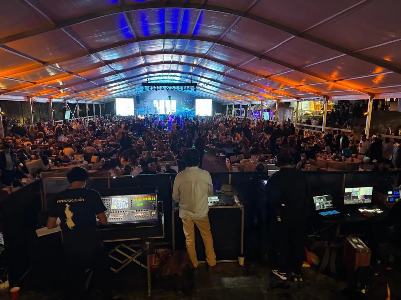 Carpa llena de invitados durante un concierto