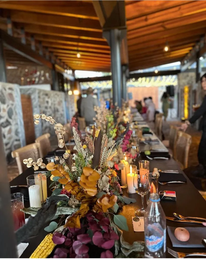Centro de mesa con flores secas y velas