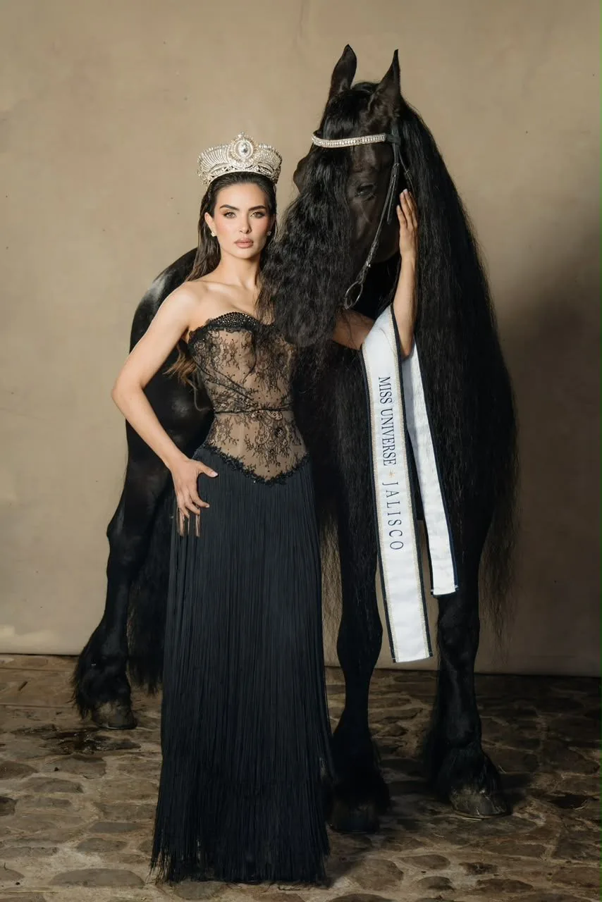 Miss Universe Jalisco con banda y corona junto a un Friesian