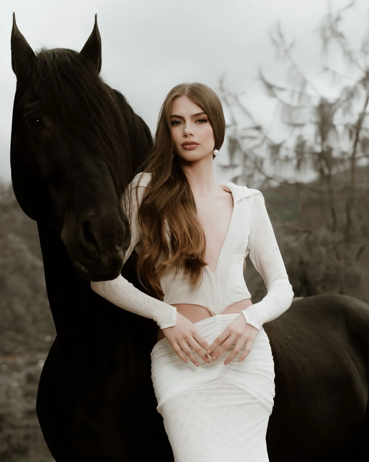 Retrato editorial con un Friesian negro