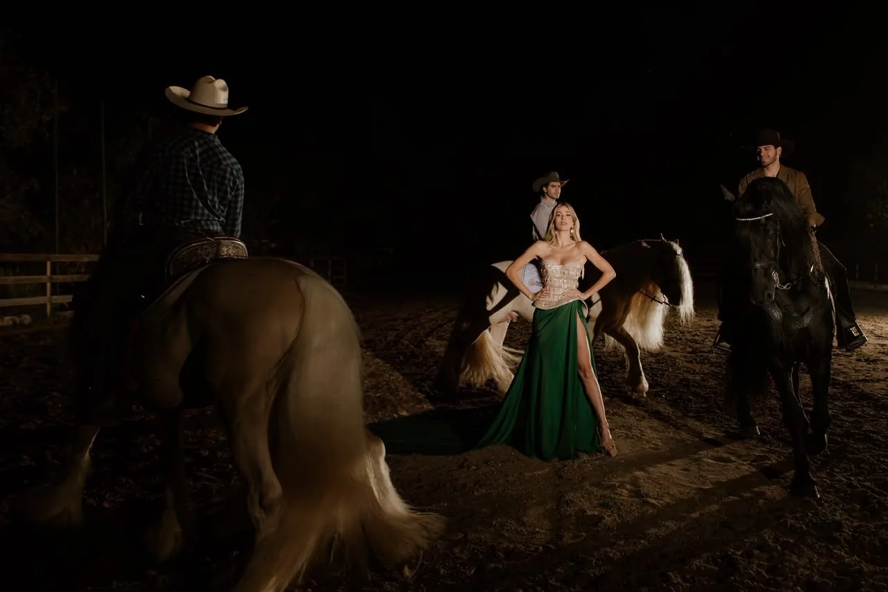 Producción de moda de noche en la pista con jinetes, un Gypsy Vanner y un Friesian