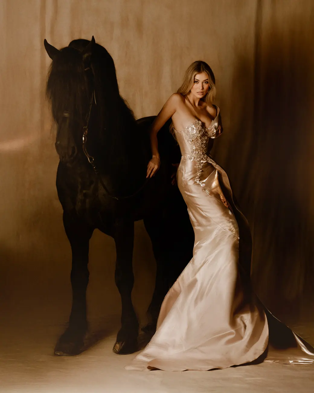Sesión de estudio con un Friesian y vestido satinado